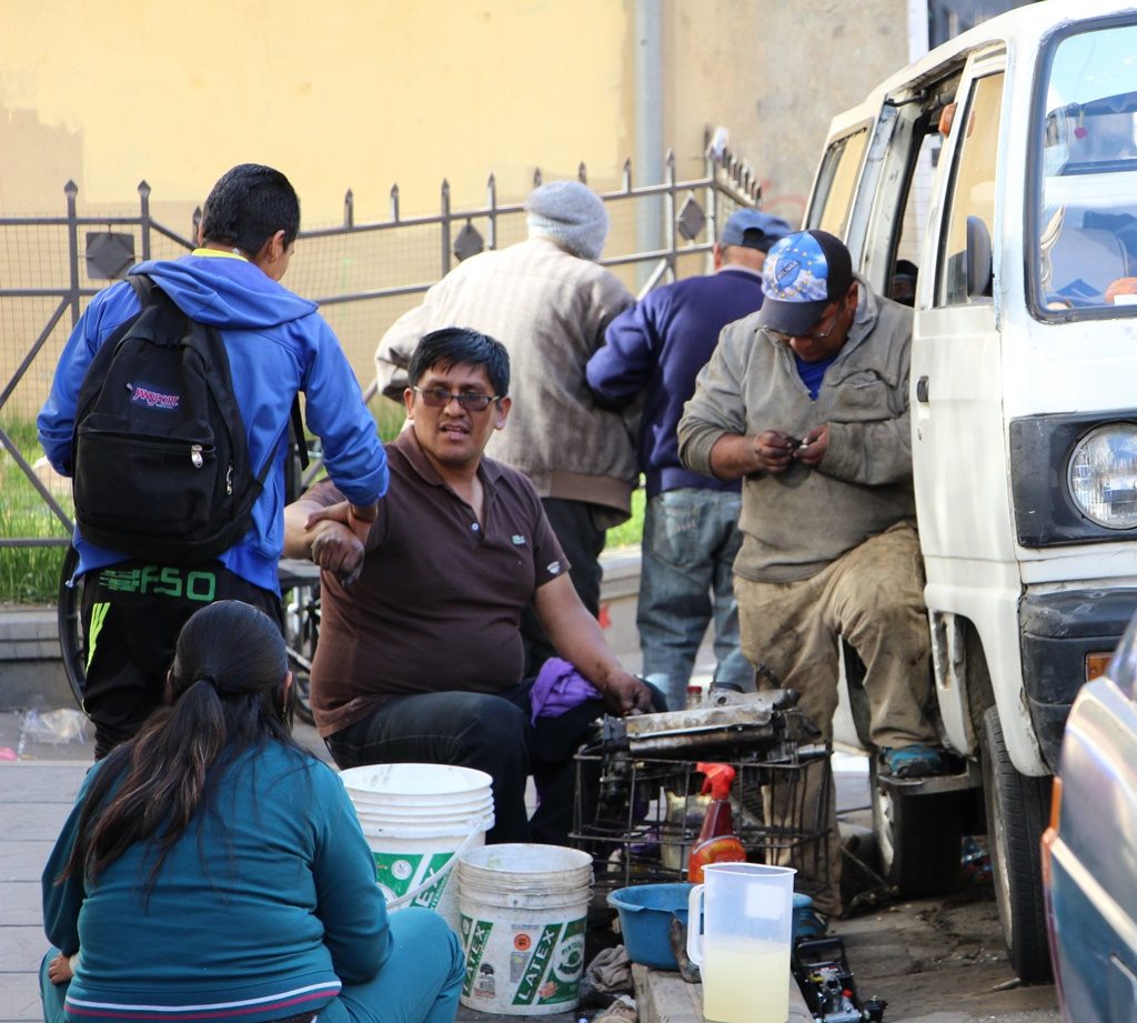 La Paz - Autowerkstatt auf der Strasse