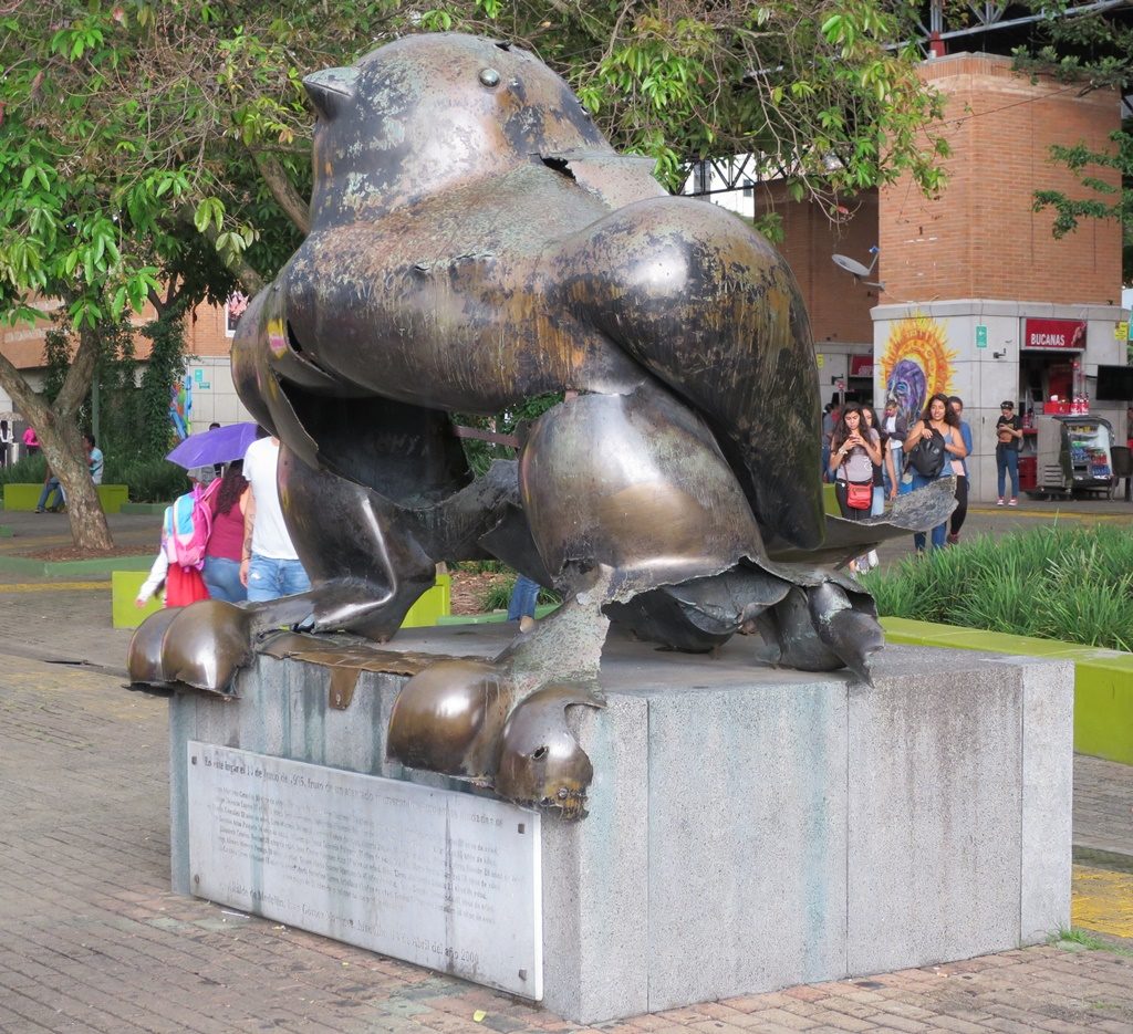 zerbombte Friedenstaube in Medellin