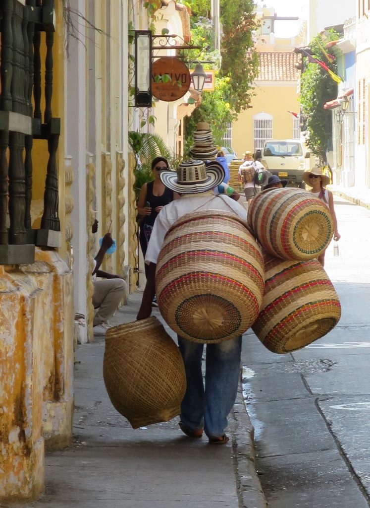 handgeflochtene Körbe und Hüte / Altstadt Cartagena